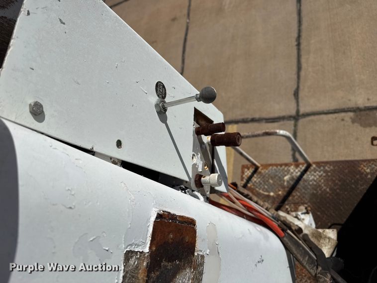 image for item DZ5422 2000 International 4900 bucket truck