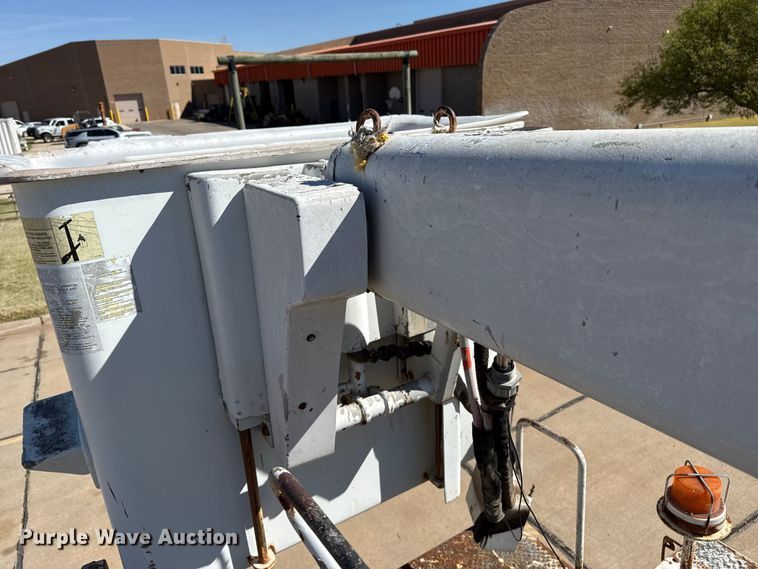 image for item DZ5422 2000 International 4900 bucket truck