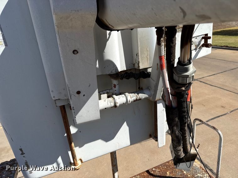 image for item DZ5422 2000 International 4900 bucket truck