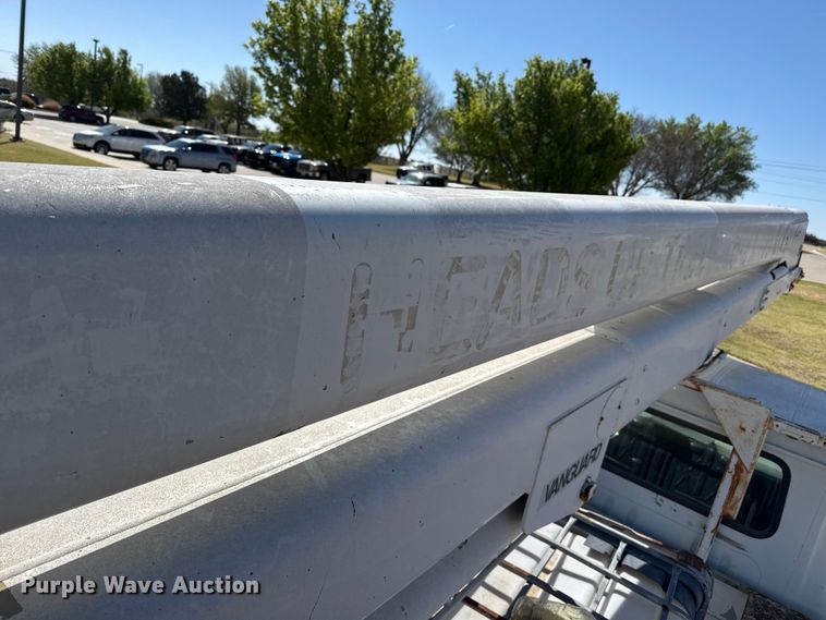 image for item DZ5422 2000 International 4900 bucket truck