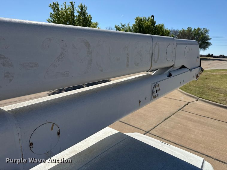 image for item DZ5422 2000 International 4900 bucket truck