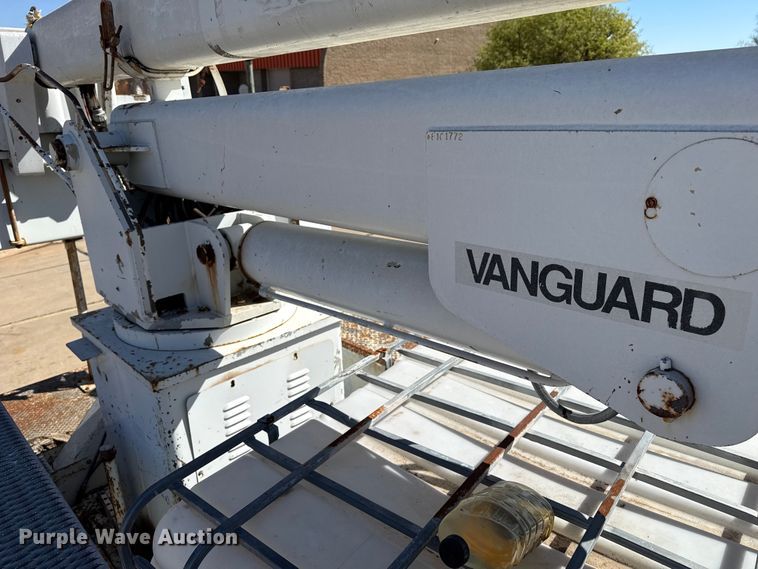 image for item DZ5422 2000 International 4900 bucket truck