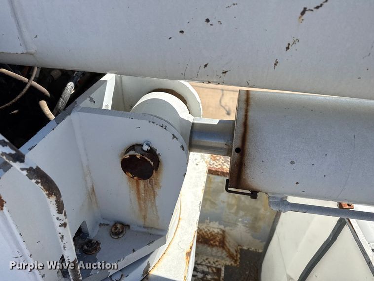 image for item DZ5422 2000 International 4900 bucket truck