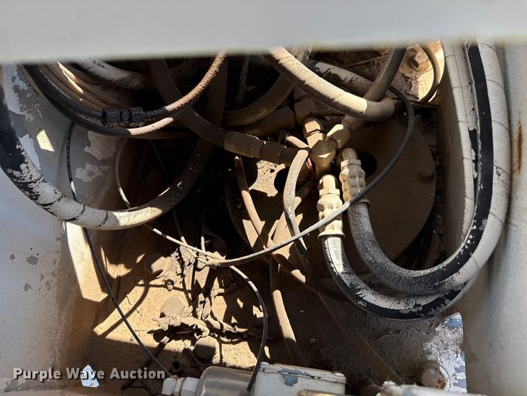 image for item DZ5422 2000 International 4900 bucket truck