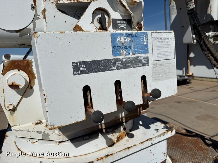 image for item DZ5422 2000 International 4900 bucket truck