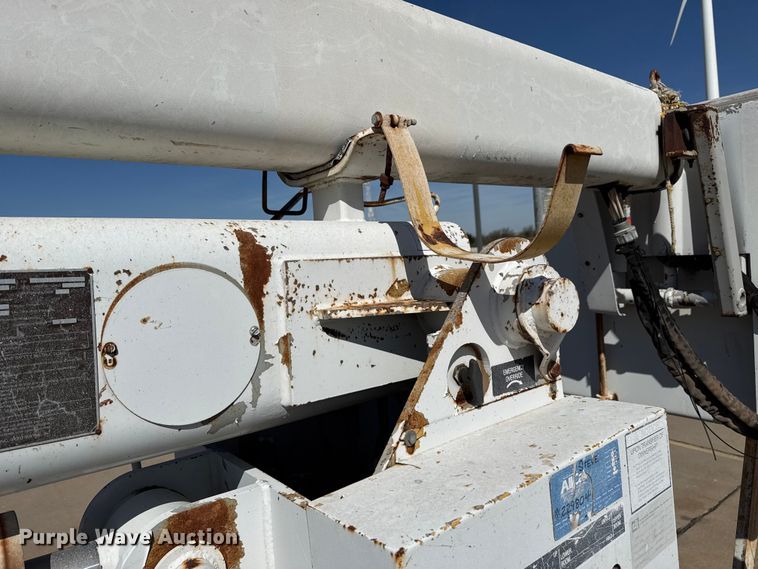 image for item DZ5422 2000 International 4900 bucket truck