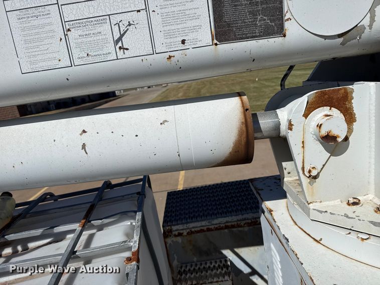 image for item DZ5422 2000 International 4900 bucket truck