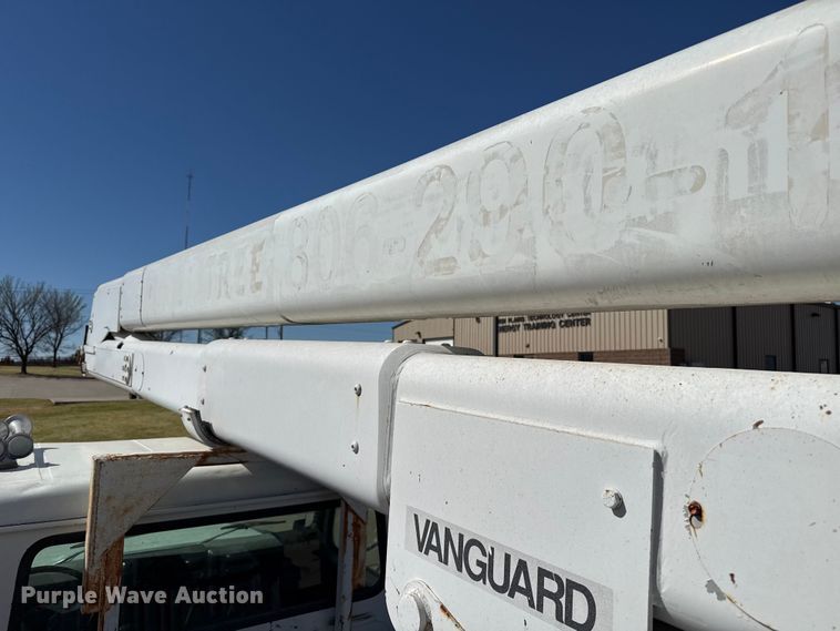 image for item DZ5422 2000 International 4900 bucket truck