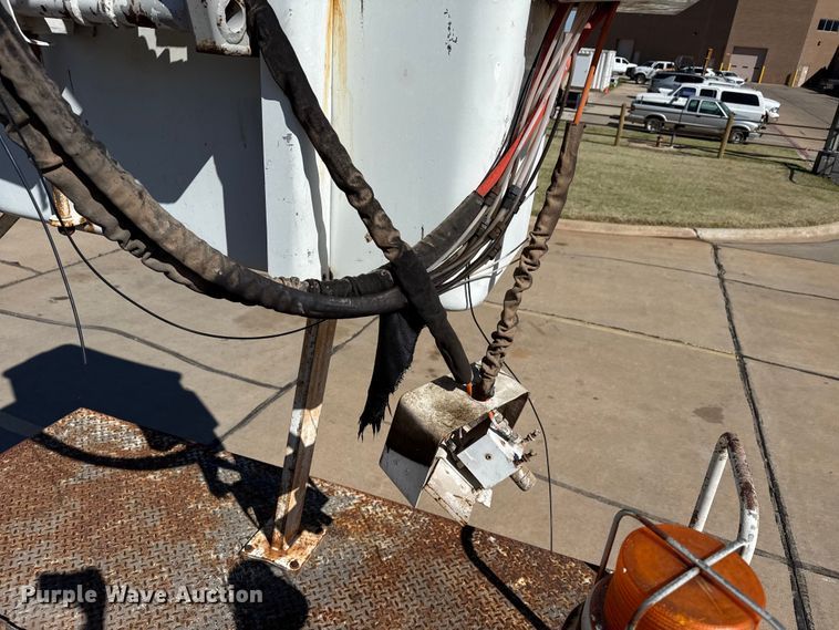 image for item DZ5422 2000 International 4900 bucket truck