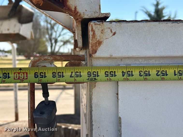 image for item DZ5422 2000 International 4900 bucket truck