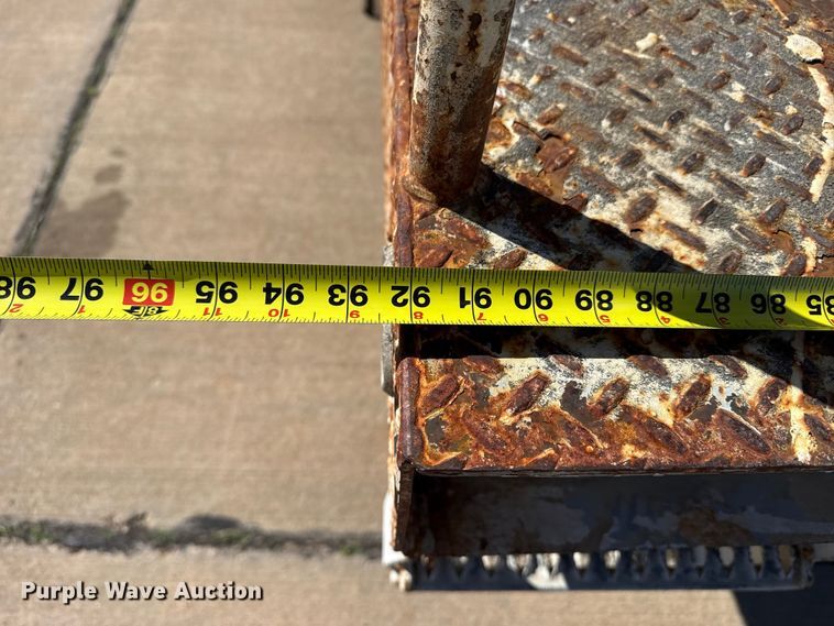 image for item DZ5422 2000 International 4900 bucket truck