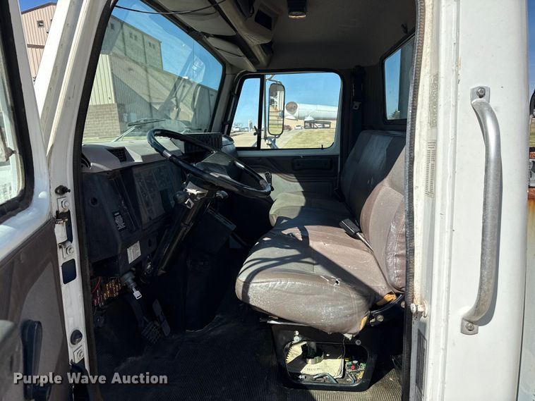 image for item DZ5422 2000 International 4900 bucket truck