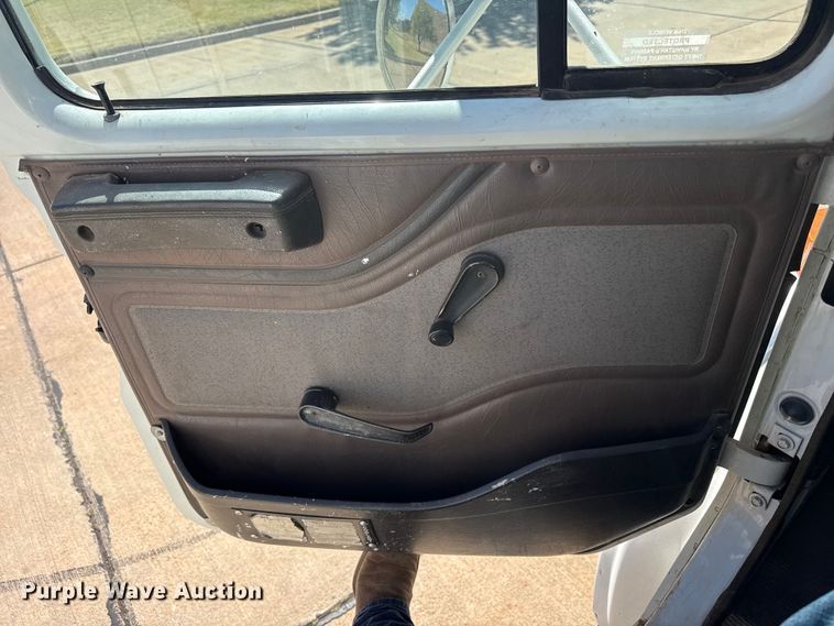 image for item DZ5422 2000 International 4900 bucket truck