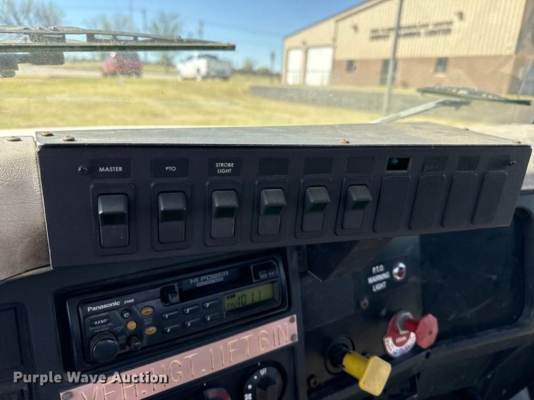 image for item DZ5422 2000 International 4900 bucket truck