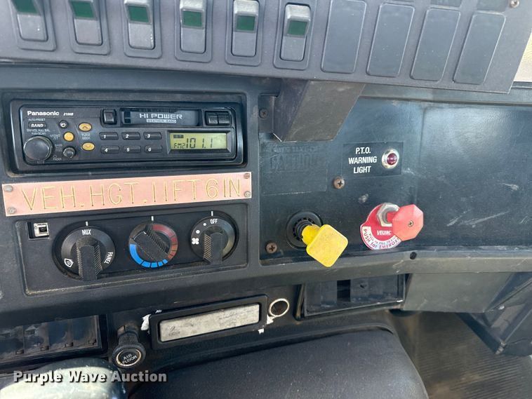 image for item DZ5422 2000 International 4900 bucket truck