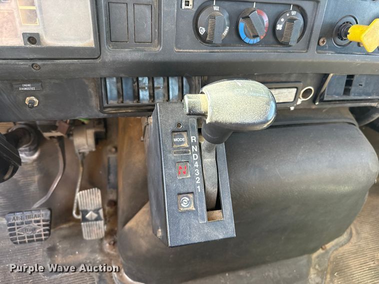 image for item DZ5422 2000 International 4900 bucket truck