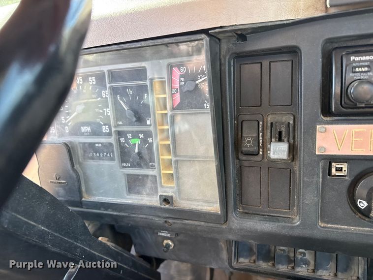 image for item DZ5422 2000 International 4900 bucket truck