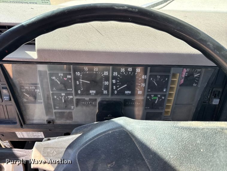 image for item DZ5422 2000 International 4900 bucket truck