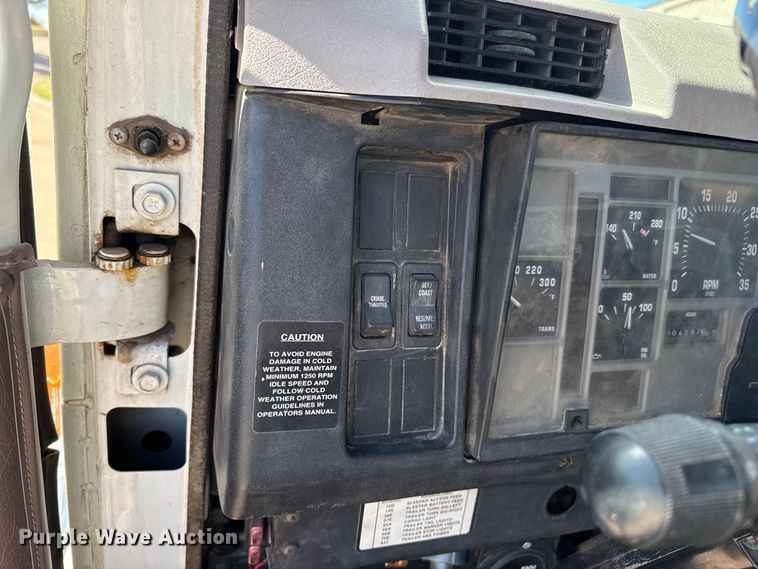 image for item DZ5422 2000 International 4900 bucket truck