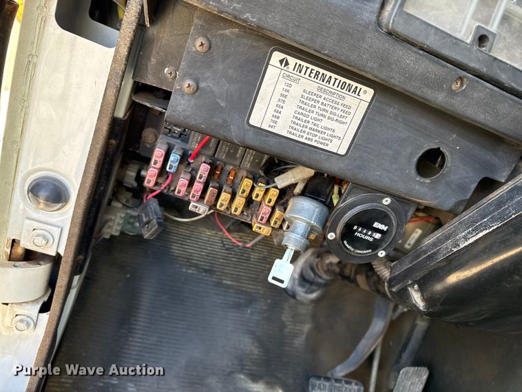 image for item DZ5422 2000 International 4900 bucket truck