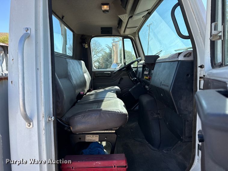 image for item DZ5422 2000 International 4900 bucket truck