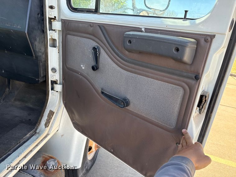 image for item DZ5422 2000 International 4900 bucket truck