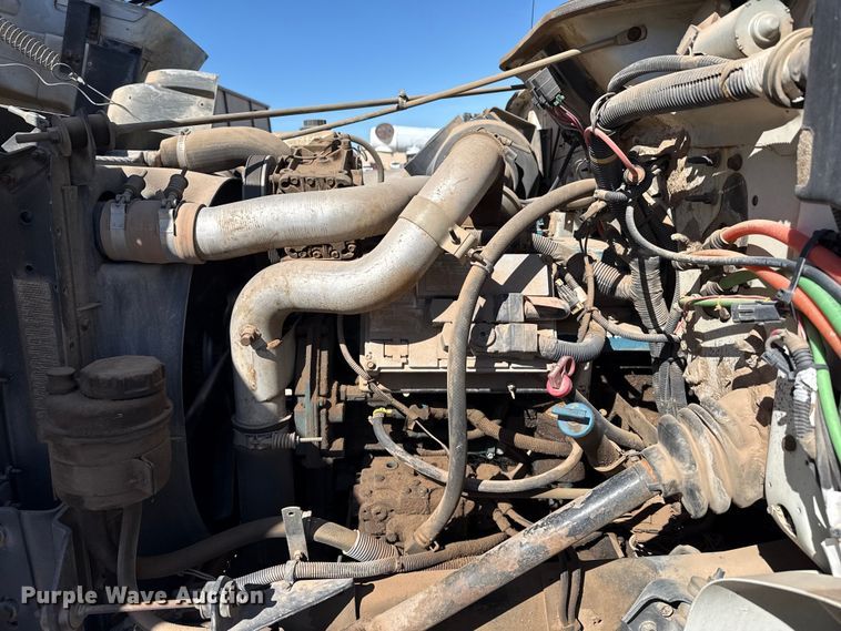 image for item DZ5422 2000 International 4900 bucket truck