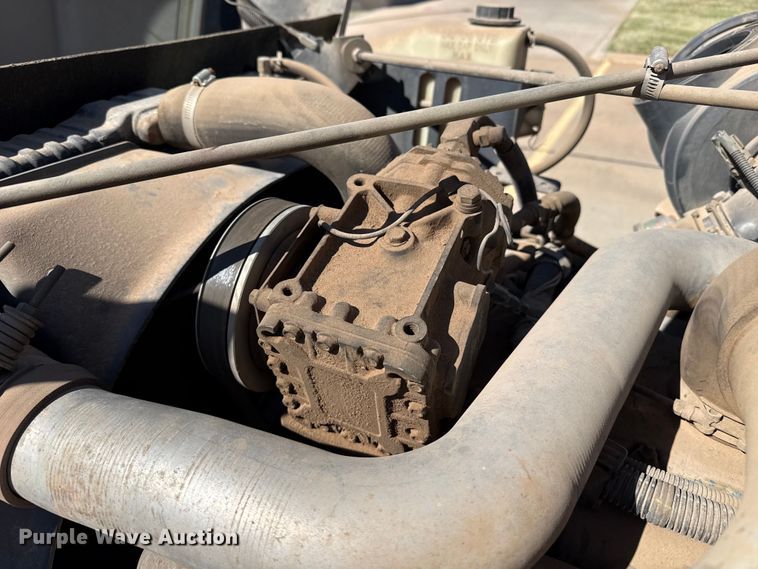 image for item DZ5422 2000 International 4900 bucket truck