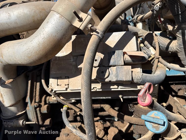 image for item DZ5422 2000 International 4900 bucket truck