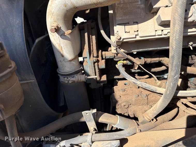 image for item DZ5422 2000 International 4900 bucket truck