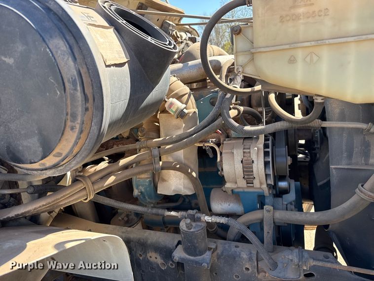 image for item DZ5422 2000 International 4900 bucket truck