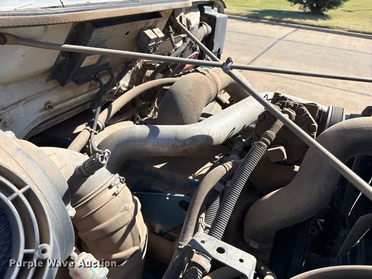 image for item DZ5422 2000 International 4900 bucket truck