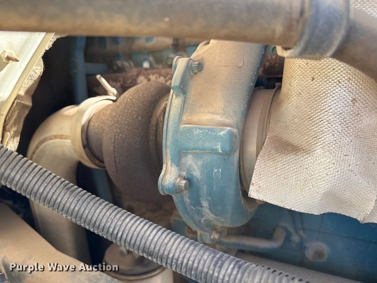 image for item DZ5422 2000 International 4900 bucket truck