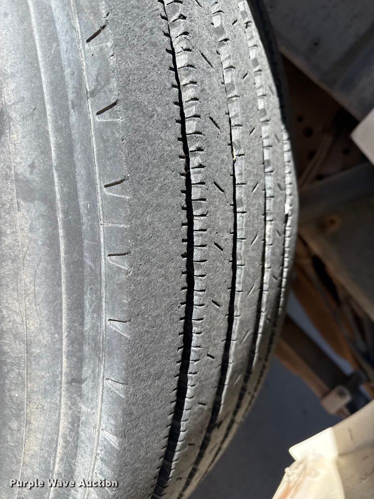 image for item DZ5422 2000 International 4900 bucket truck