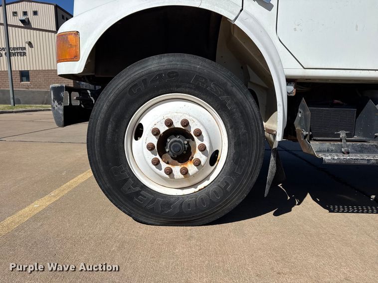 image for item DZ5422 2000 International 4900 bucket truck