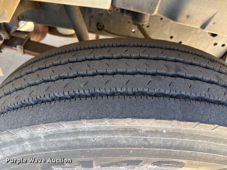 image for item DZ5422 2000 International 4900 bucket truck