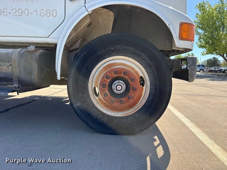 image for item DZ5422 2000 International 4900 bucket truck