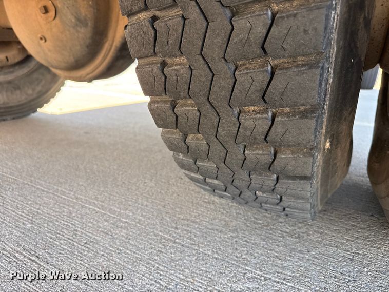 image for item DZ5422 2000 International 4900 bucket truck