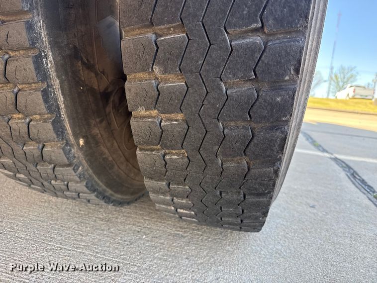 image for item DZ5422 2000 International 4900 bucket truck