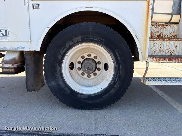 image for item DZ5422 2000 International 4900 bucket truck