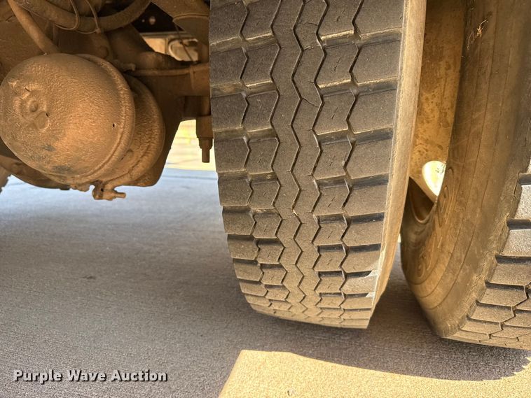 image for item DZ5422 2000 International 4900 bucket truck