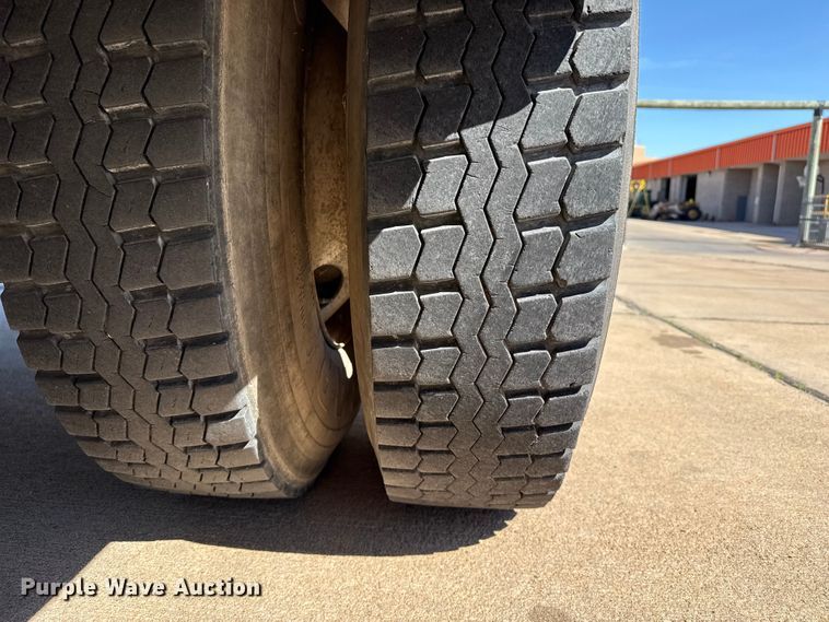 image for item DZ5422 2000 International 4900 bucket truck