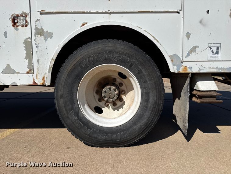 image for item DZ5422 2000 International 4900 bucket truck