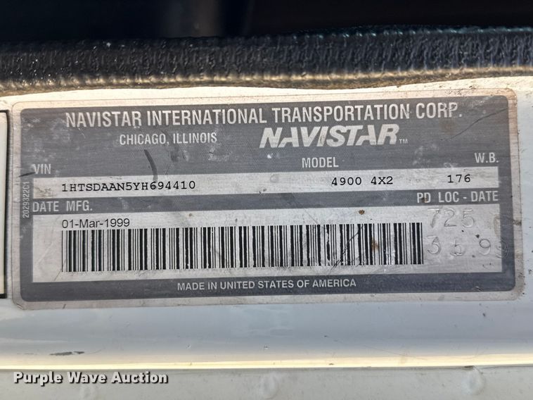 image for item DZ5422 2000 International 4900 bucket truck