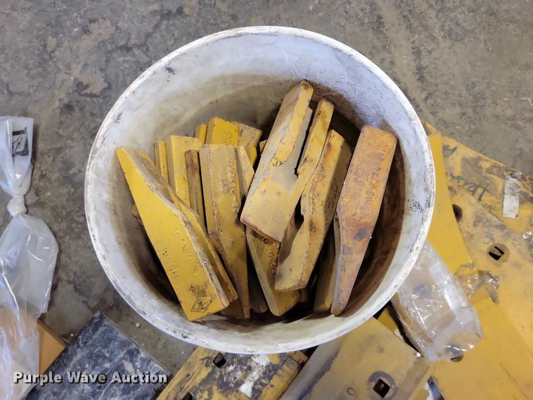 image for item DZ6989 Caterpillar motor grader parts