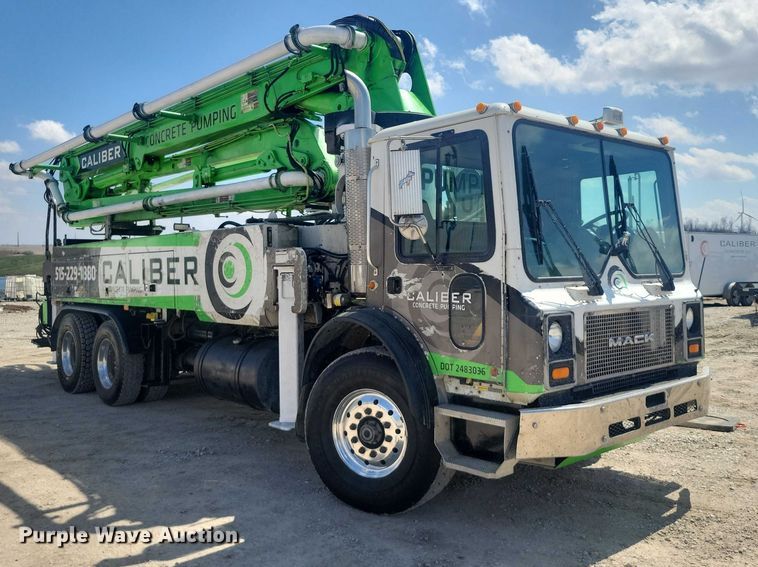 image for item DZ7029 2007 Mack MR690S concrete pump truck