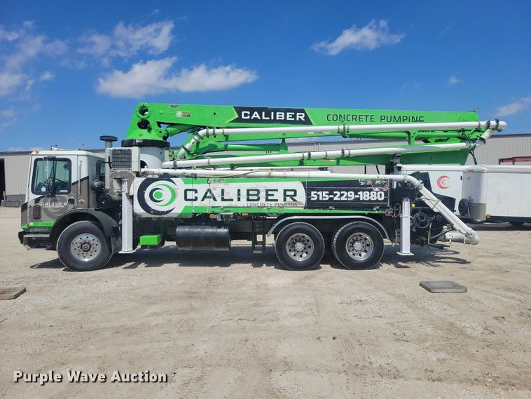 image for item DZ7029 2007 Mack MR690S concrete pump truck