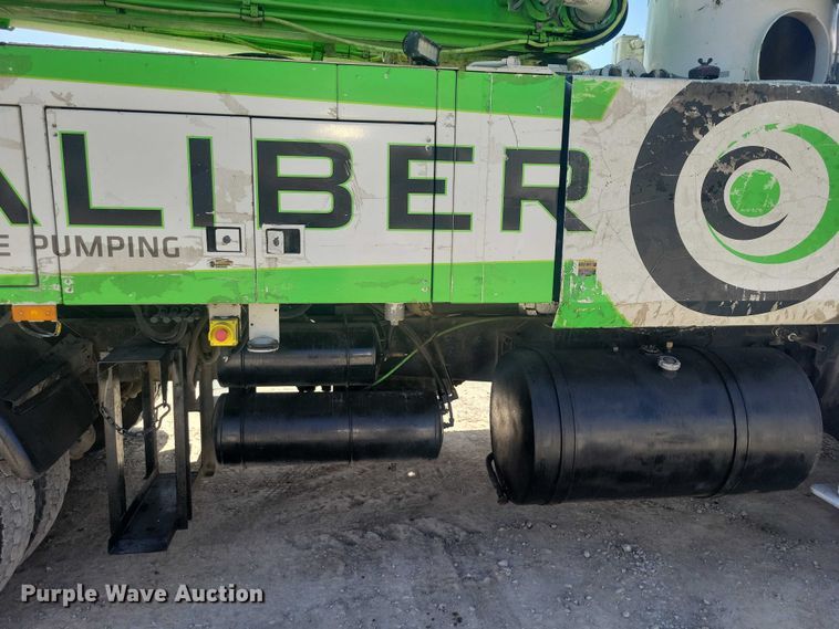 image for item DZ7029 2007 Mack MR690S concrete pump truck