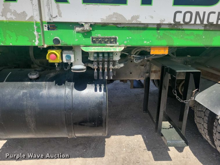 image for item DZ7029 2007 Mack MR690S concrete pump truck