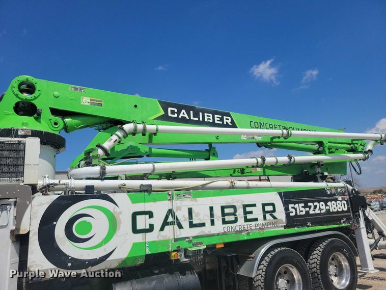 image for item DZ7029 2007 Mack MR690S concrete pump truck